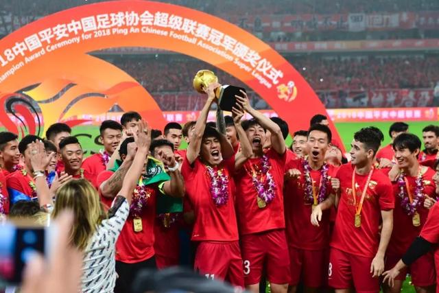 反转！7000万天价吓退巴萨，国米铁卫留队?豪门引援大换目标